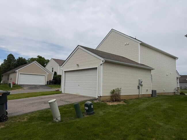 Building Photo - 9335 Polaris Green Dr