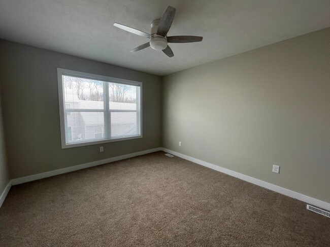 Building Photo - Three Bedroom Townhouse in Portage