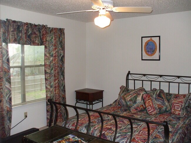 Building Photo - Beautiful home with 3 bedroom, 2.5 bath, game room and 2 car garage!