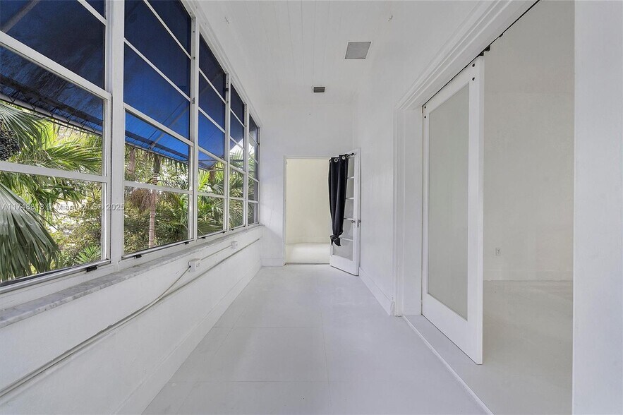 Building Photo - 600 Surfside Blvd