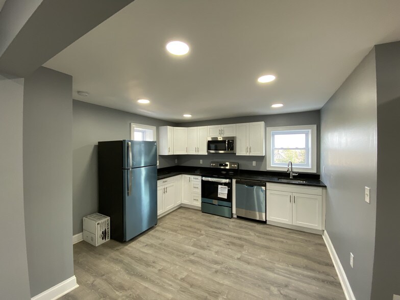 Building Photo - 301 Lilac Ln