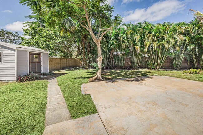Building Photo - 300 Riomar Dr