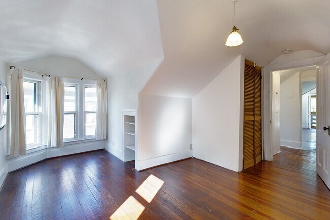 Building Photo - 1913 SE Stark St