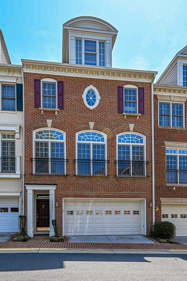 Building Photo - Beautiful 4 Level, 2 Garage, Mclean/Tysons...