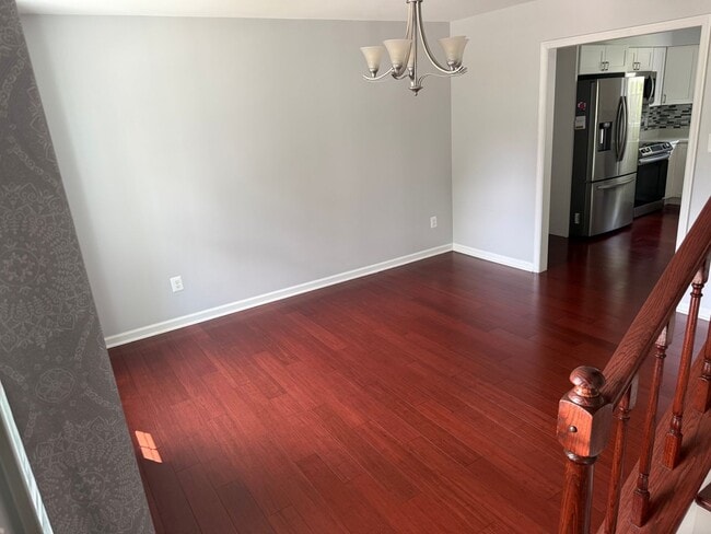 Building Photo - Gorgeous 5 Bed 3.5 Bath Single Family Home...