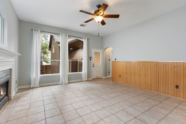 Building Photo - 6 E Cottage Green St