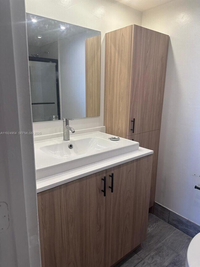 Building Photo - 6770 Indian Creek Dr