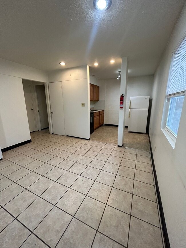 Building Photo - 1 Bedroom, 1 Bathroom Apartment