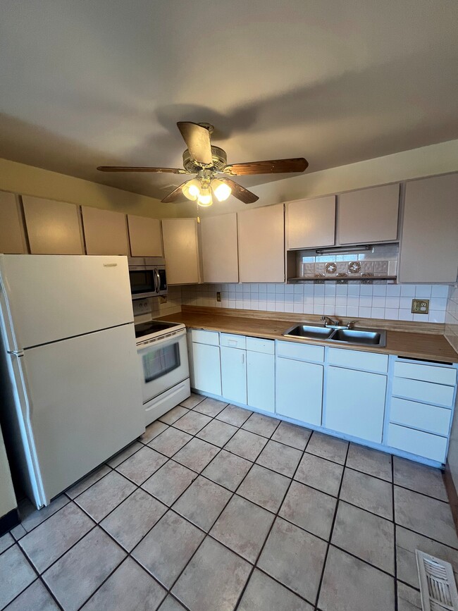 Primary Photo - Two-Bedroom Apartment in Salt Lake!