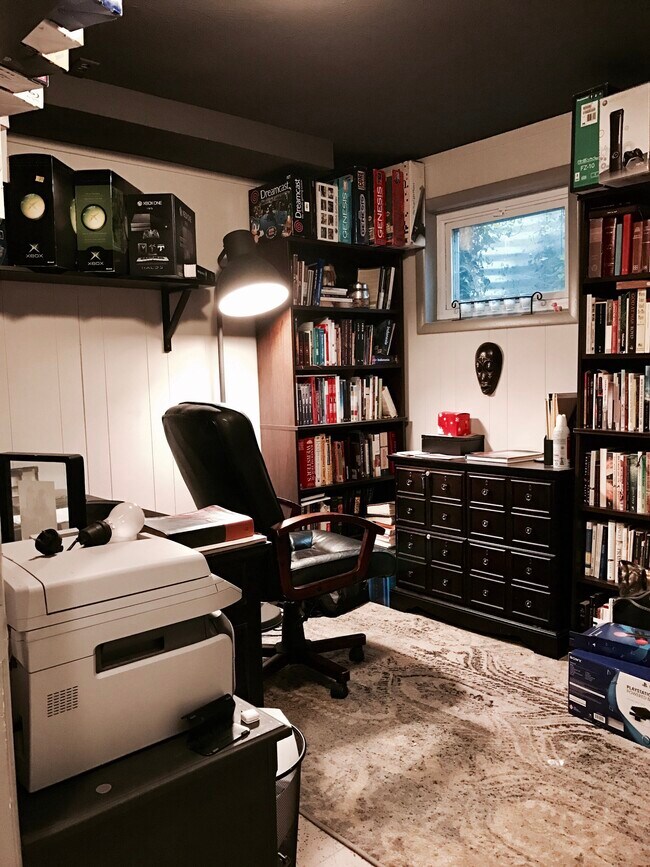 Building Photo - 583 Nile St