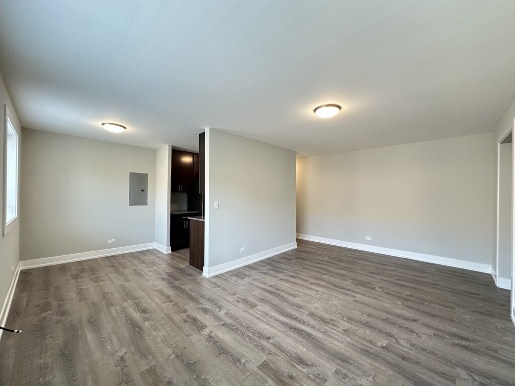 Building Photo - 533 W Surf St