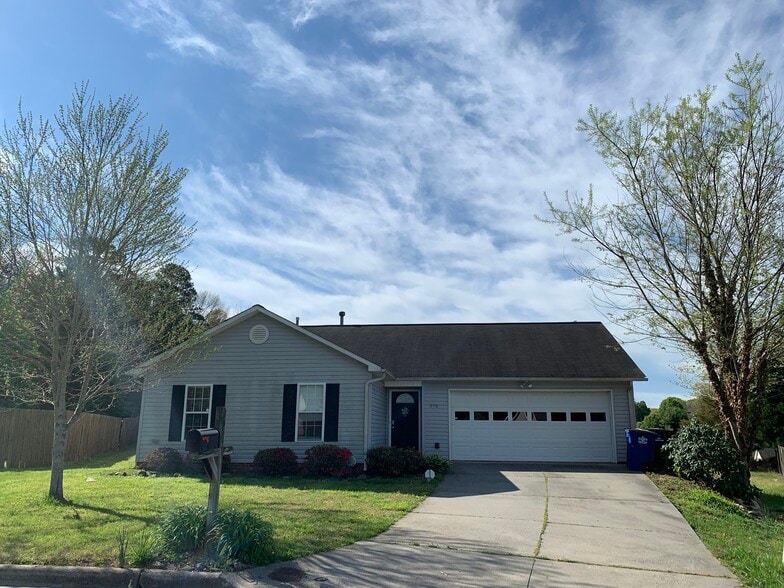 Building Photo - 1950 Hawkcrest Ct