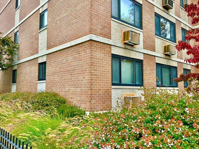 Building Photo - Spacious One Bedroom Condo In the Heart of Dupont - 17th/New Hampshire.