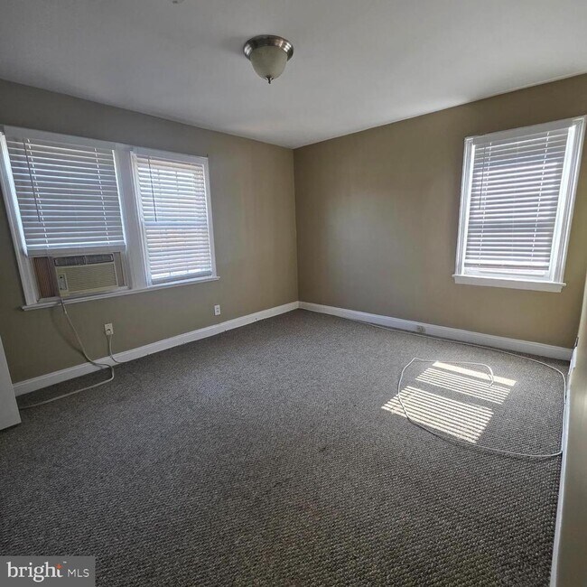 Building Photo - 5305 Central Ave SE