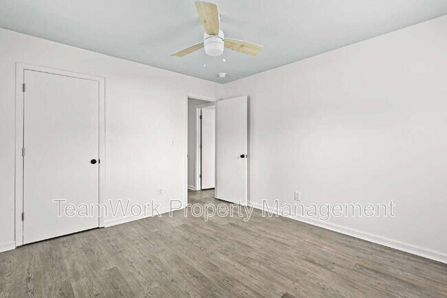 Building Photo - 3012 Azalea Dr