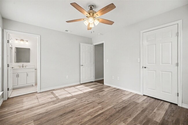 Building Photo - 326 S Bell Dr