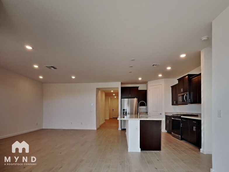 Building Photo - 17335 W Sunnyslope Ln