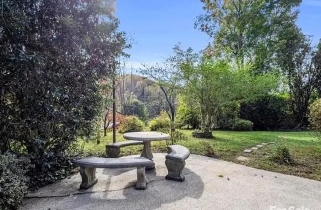 Building Photo - Charming 3-Bedroom Cottage with Garage & C...