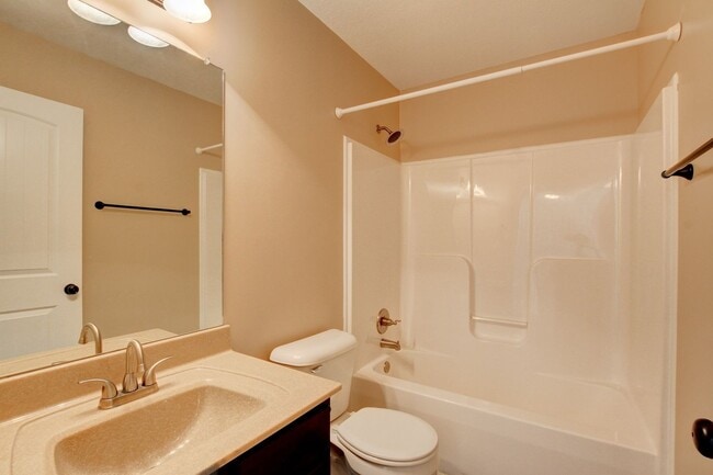 Building Photo - Charming Home Open Floor Plan with Spaciou...