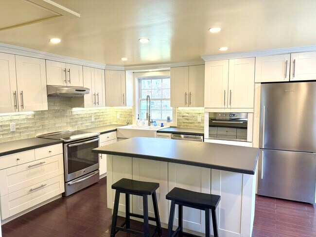 Building Photo - 83 Maltbie Ave