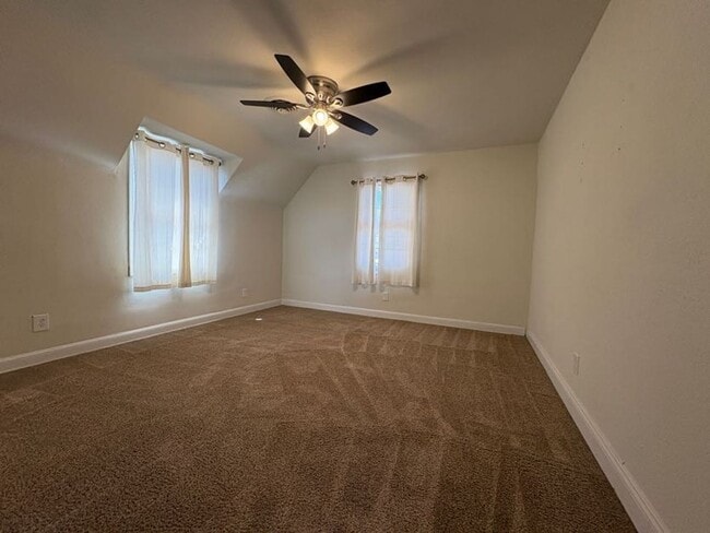 Building Photo - Charming 2 Bedroom Upstairs Unit in the He...