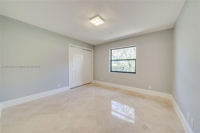 Building Photo - 1180 Manor Ct