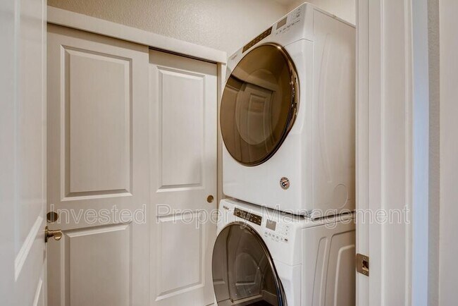 Building Photo - 981 S Sable Blvd