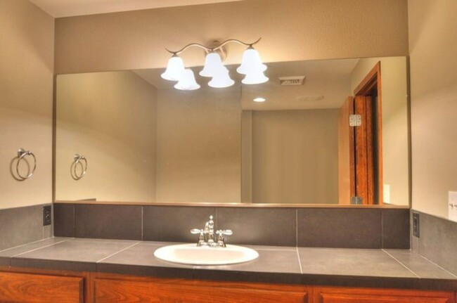 Building Photo - Beautiful Condo in the Heart of Downtown S...