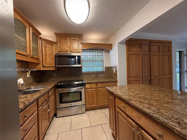 Building Photo - 9140 Fontainebleau Blvd