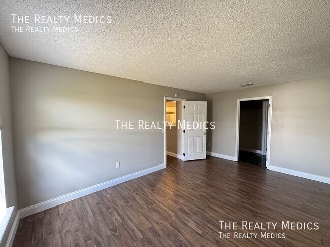 Building Photo - 313 Azincourt Ln
