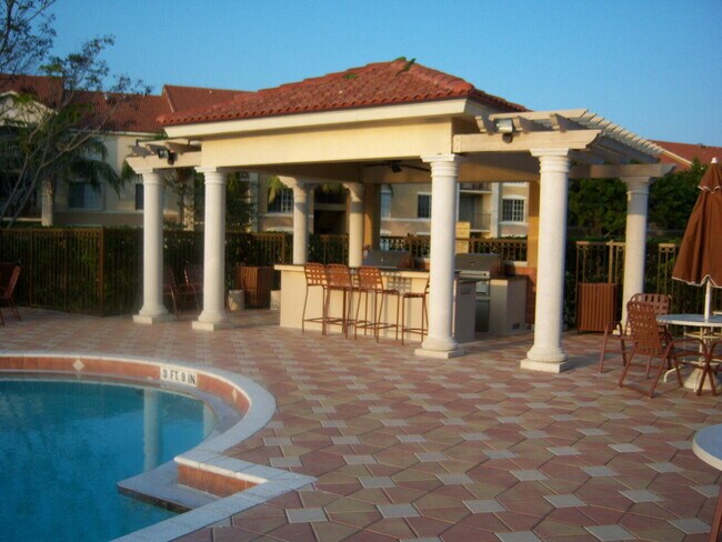 Building Photo - 818 Villa Cir