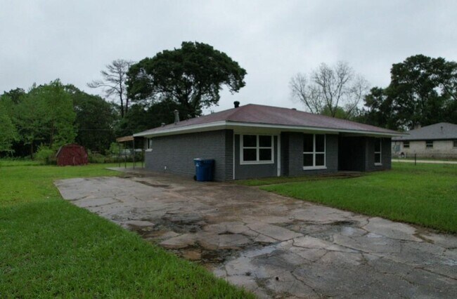 Building Photo - Splendora  Beauty on 2 Acres