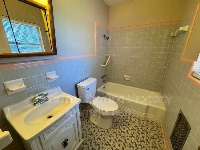 Building Photo - 446 SW Theresa Ct