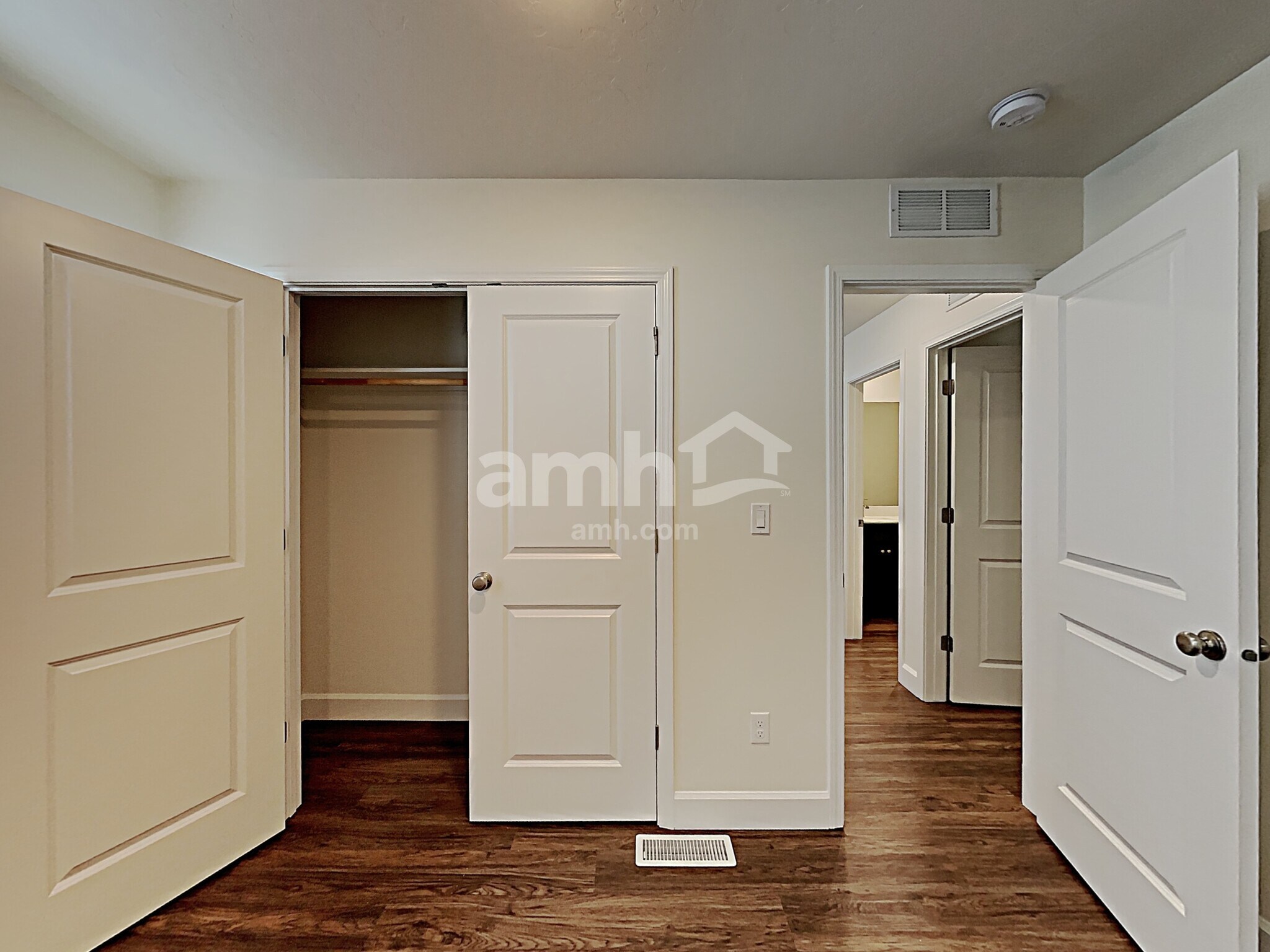 Building Photo - 933 N Barkvine Ave