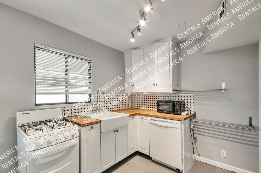 Building Photo - 121 W Birdman Dr