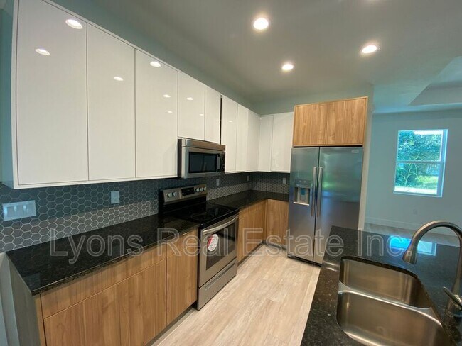 Building Photo - 2635 Starview Ave