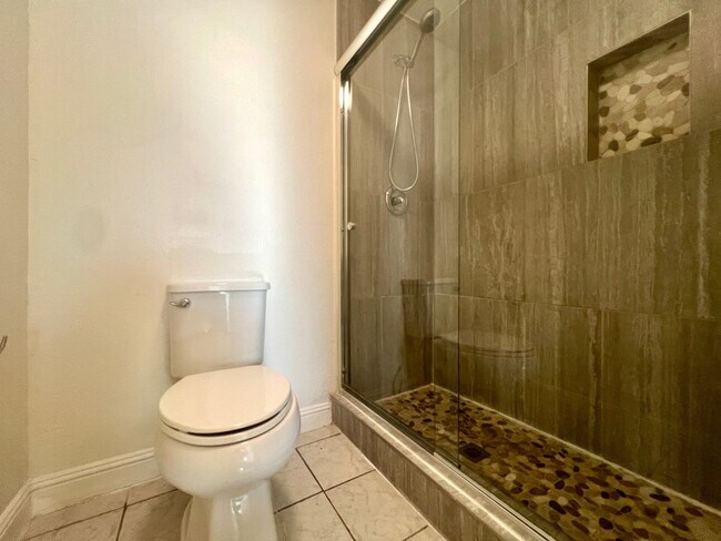 Building Photo - Spacious 3-bedroom, 2-bath condo with acce...