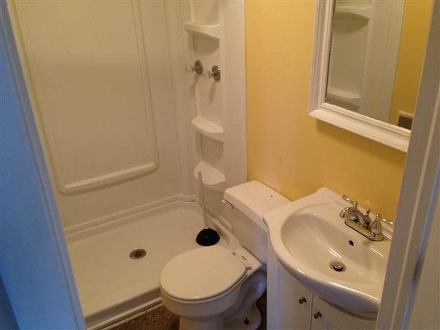 Bath 2 with shower - 146 Mill St