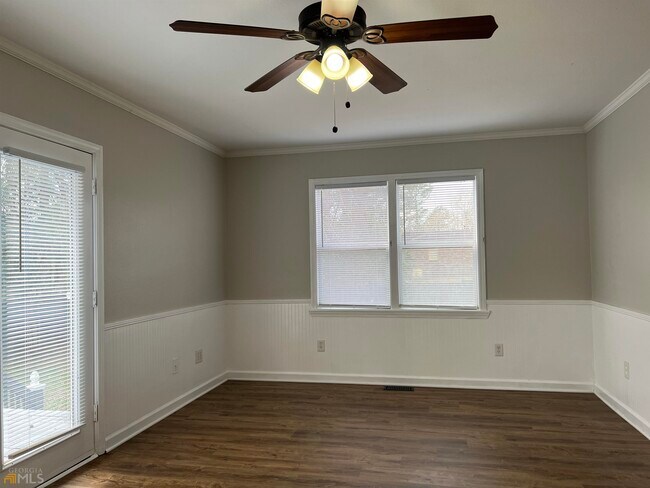 Building Photo - 2032 Robin Cir