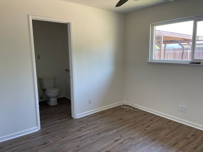 Building Photo - 4 Bedroom 2 Bath Ranch Style Home in Lemoore