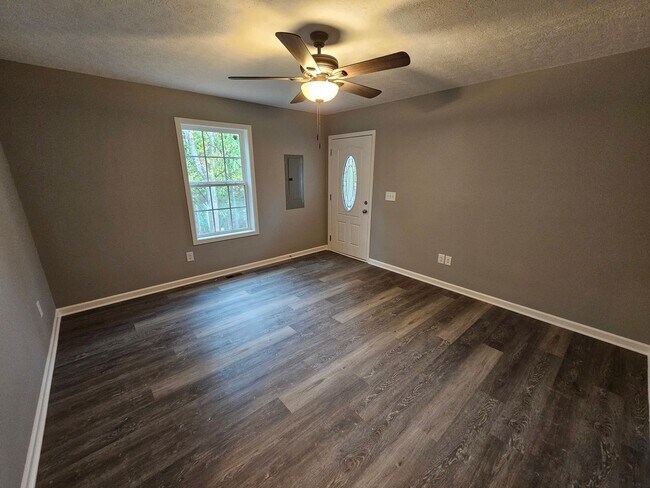 Building Photo - Charming 3 Bedroom Home in Tullahoma!
