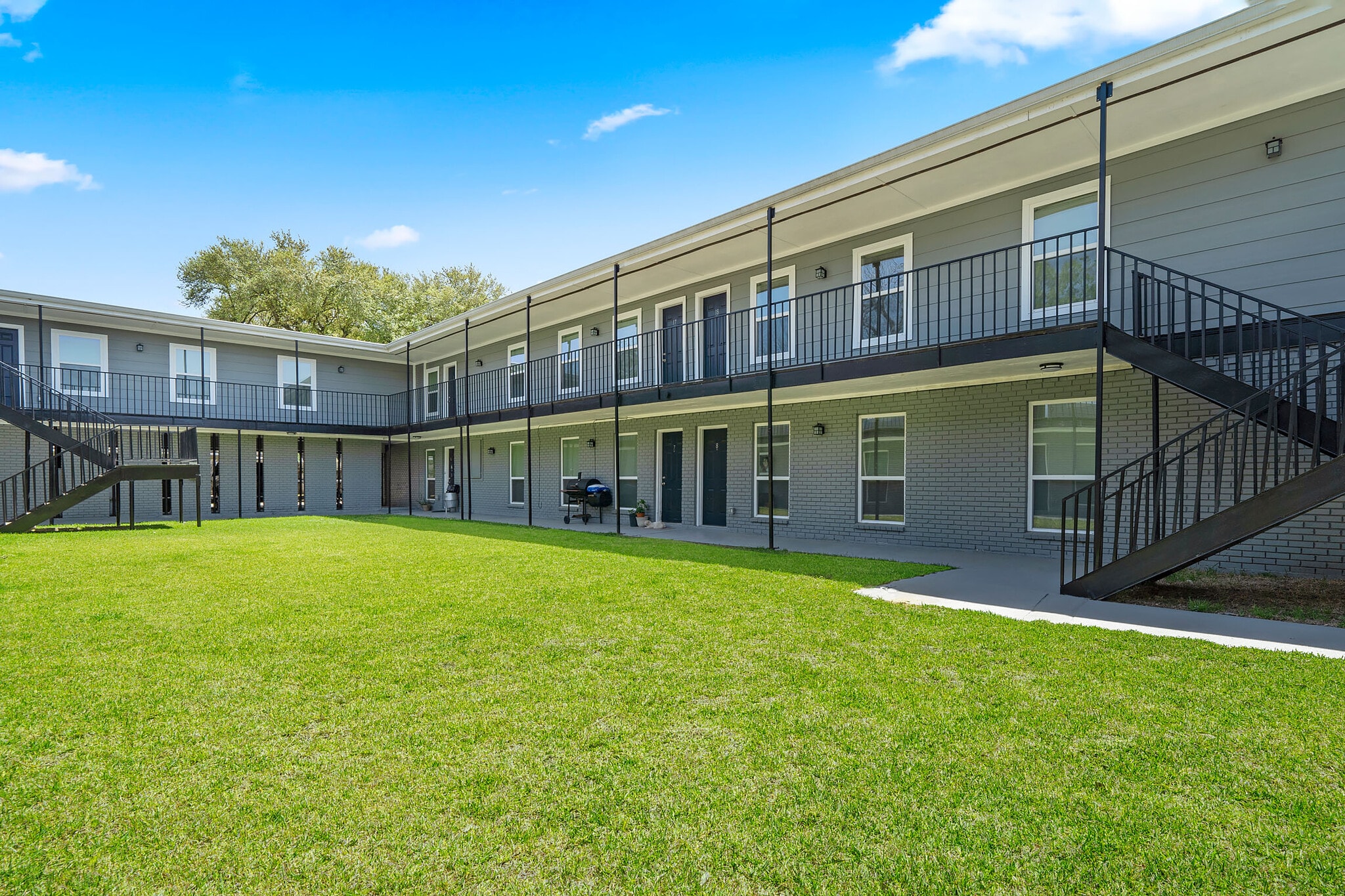 Courtyard - 6403 Sloan St