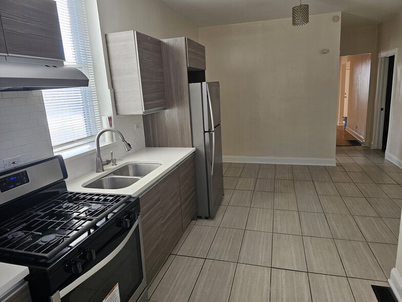 Building Photo - 719 S Central Park Ave