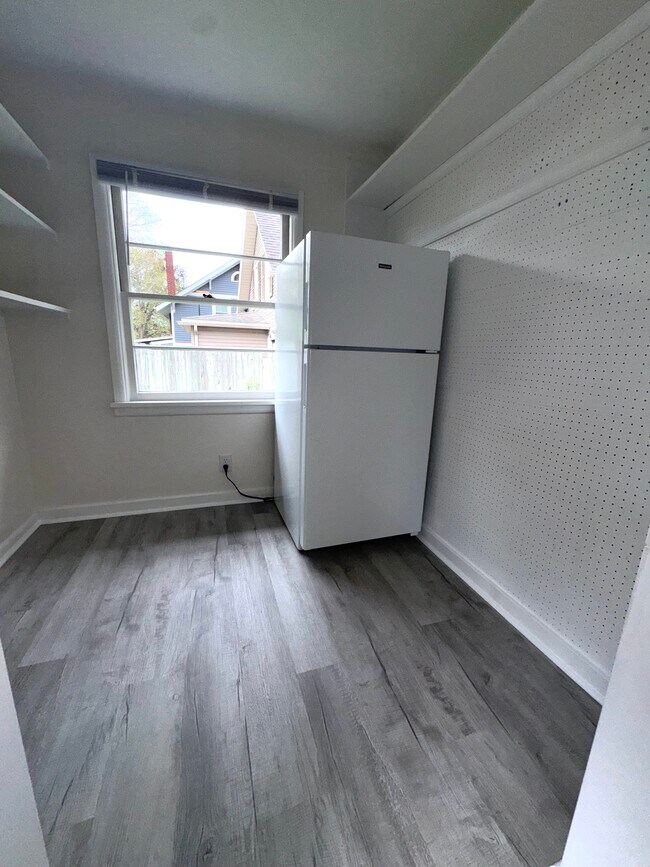 Building Photo - 567 N Walnut St