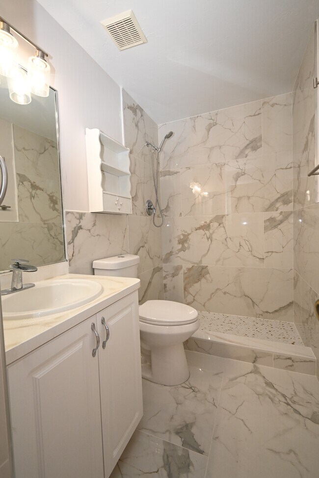 Building Photo - 136 SE 19th Ln