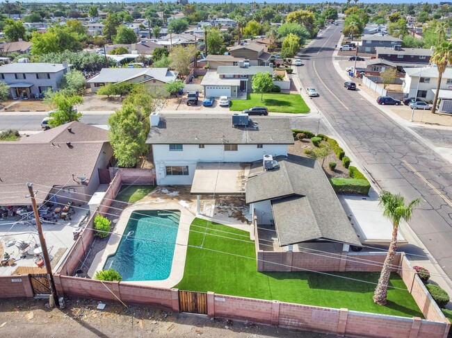 Building Photo - 6 Bedroom! 4 1/2 BATHS!  ASU! Diving Pool! Less than 1 mile to campus