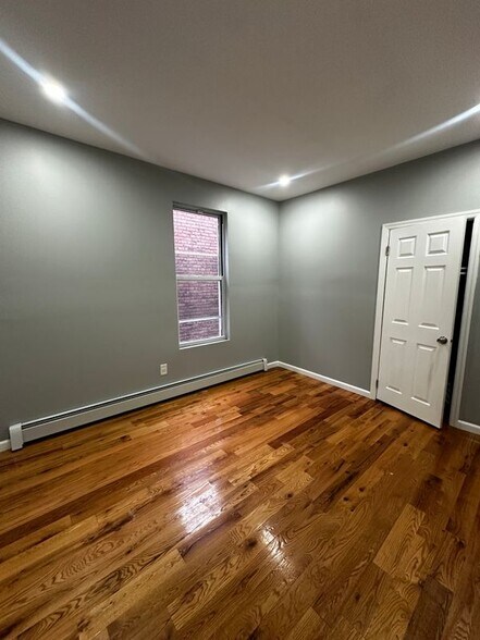 Building Photo - 2673 Bainbridge Ave