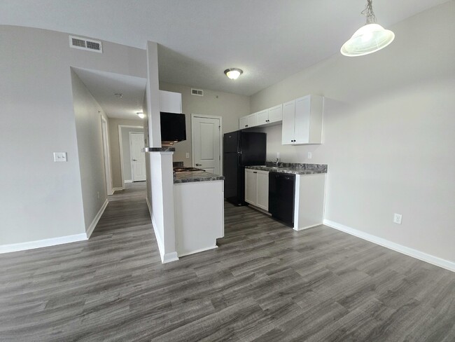 Building Photo - "Chic & Cozy 2-Bed, 2-Bath Urban Retreat i...