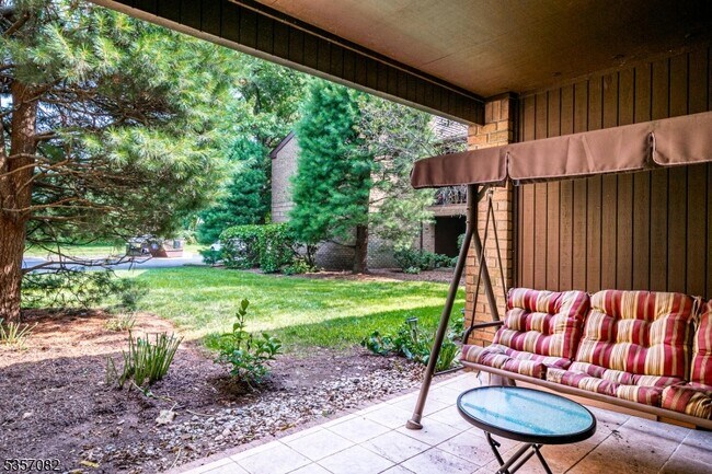 Building Photo - 318 Willowbrook Dr
