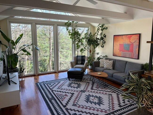 Building Photo - 172 Ponus Ave